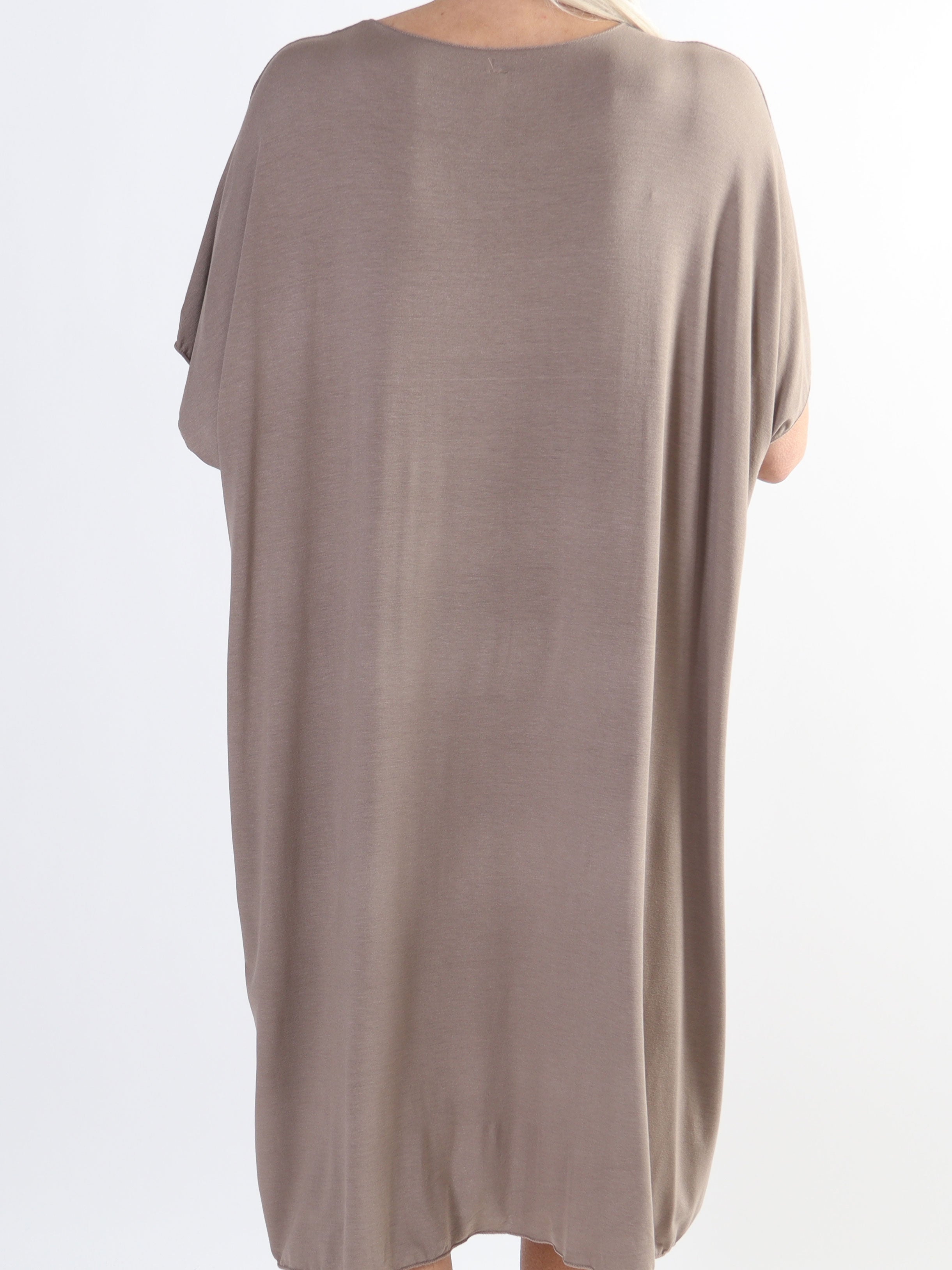 Ellen - Plus size t-shirtkjole i viskose med guldskrift